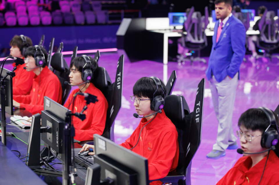 FLY血洗CLG，Chovy团战一打五焦点之战成都决赛之夜，让粉丝疯狂欢呼